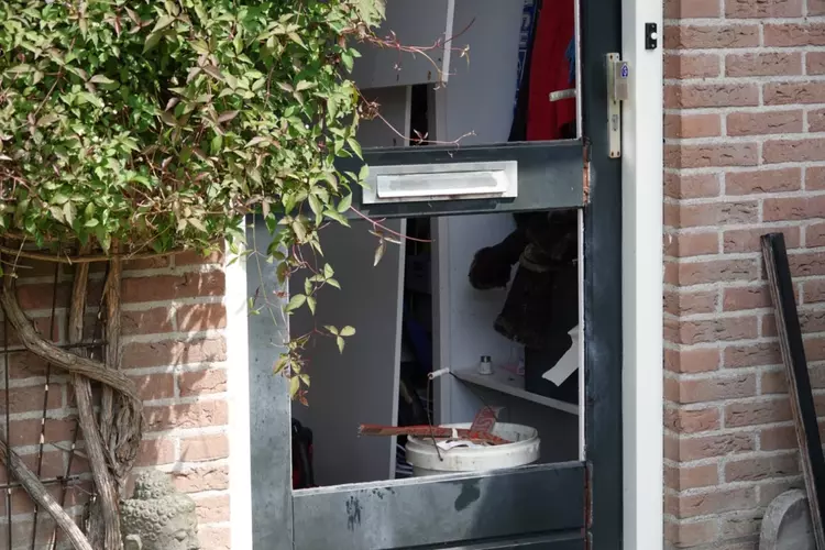 Bewoner gewond na explosief door brievenbus