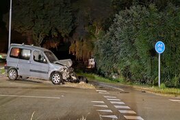 Auto zijwaarts in sloot na aanrijding in `t Veld
