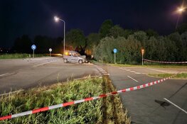 Auto zijwaarts in sloot na aanrijding in `t Veld