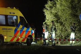 Auto zijwaarts in sloot na aanrijding in `t Veld