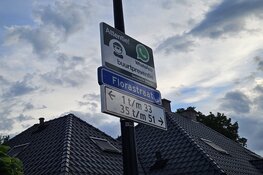 Scooterrijder vlucht na botsing met auto in Schagen