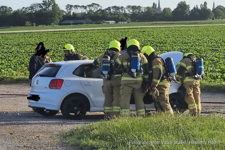 Auto vliegt spontaan in brand in Schagen