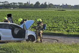 Auto vliegt spontaan in brand in Schagen