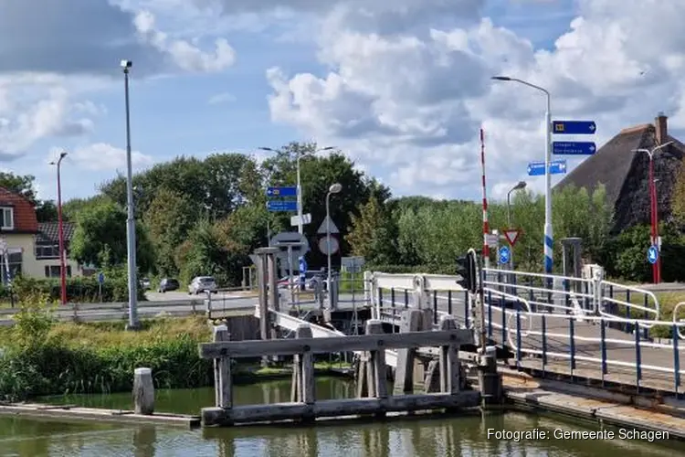 Verkeersregelaars op kruispunt Sint Maartensvlotbrug