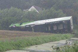 Vrachtwagen rijdt greppel in