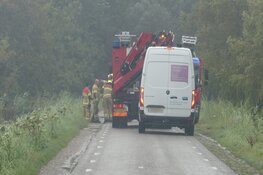 Vrachtwagen rijdt greppel in