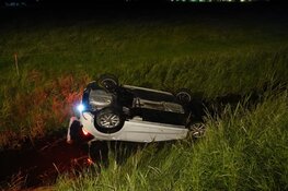 Auto op de kop in de sloot in Warmenhuizen