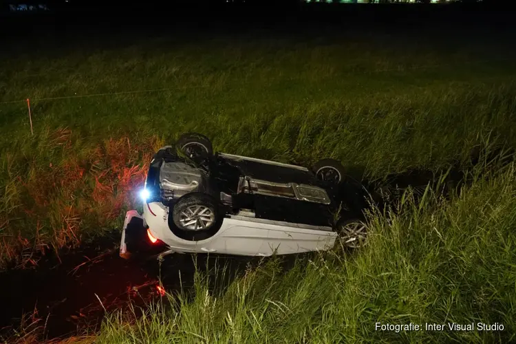 Auto op de kop in de sloot in Warmenhuizen
