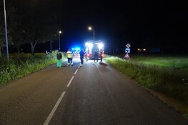 Auto op de kop in de sloot in Warmenhuizen