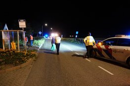 Auto op de kop in de sloot in Warmenhuizen