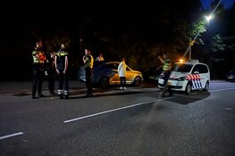 Auto op de kop in de sloot in Warmenhuizen