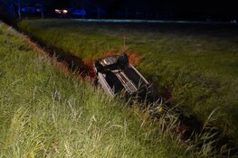Auto op de kop in de sloot in Warmenhuizen