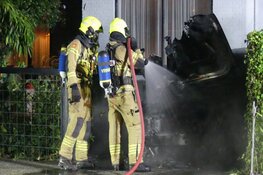 Auto door brand verwoest aan Hofstraat in Schagen