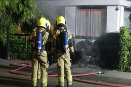 Auto door brand verwoest aan Hofstraat in Schagen