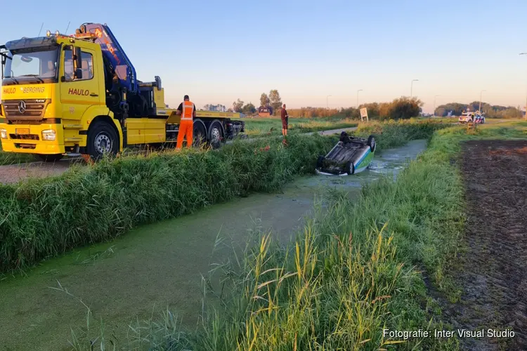 Auto ondersteboven in sloot `t Zand