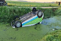 Auto ondersteboven in sloot `t Zand