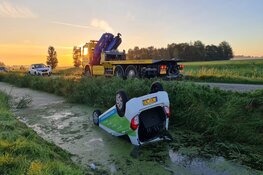 Auto ondersteboven in sloot `t Zand
