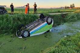 Auto ondersteboven in sloot `t Zand