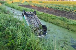 Auto ondersteboven in sloot `t Zand