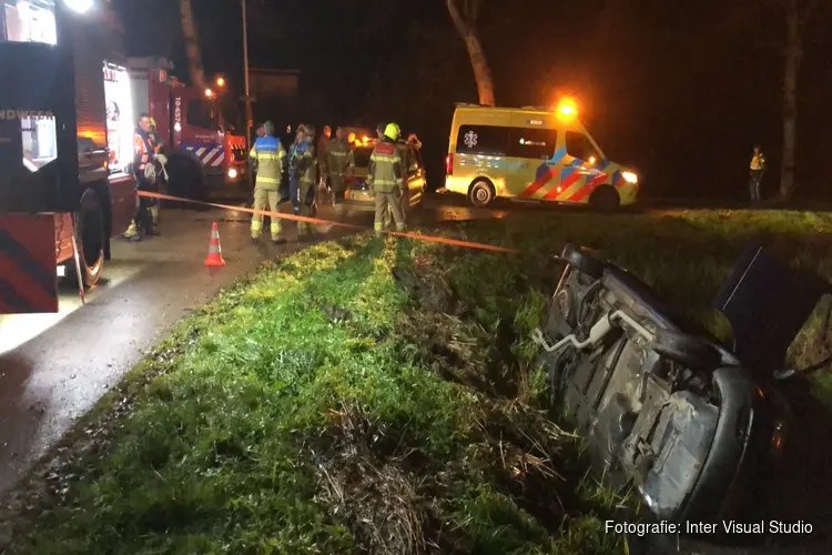 Auto te water in Warmenhuizen, bestuurder loopt weg