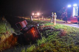 Auto te water in Warmenhuizen, bestuurder loopt weg