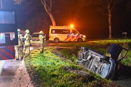 Auto te water in Warmenhuizen, bestuurder loopt weg