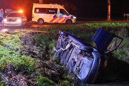 Auto te water in Warmenhuizen, bestuurder loopt weg