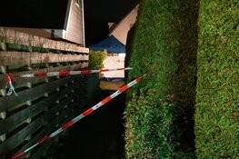 Dode en zwaargewonde aangetroffen in woning Tuitjenhorn. Politie doet uitgebreid onderzoek