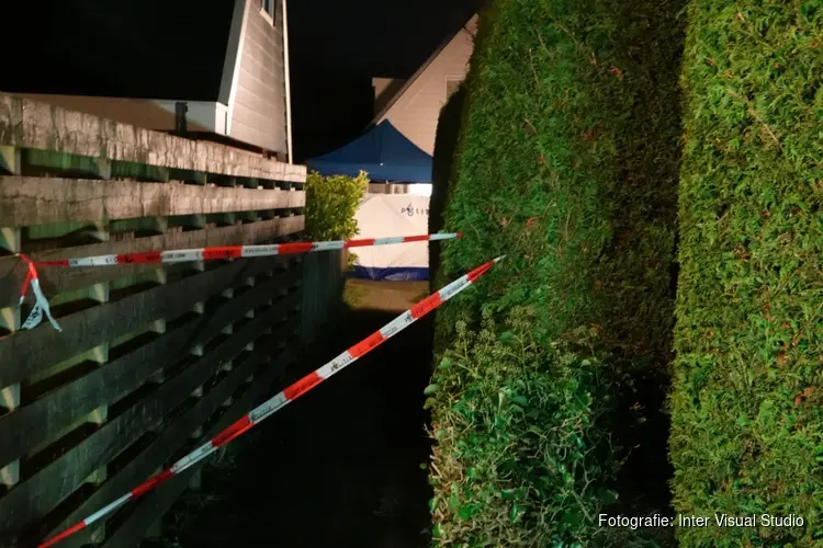 Dode en zwaargewonde aangetroffen in woning Tuitjenhorn. Politie doet uitgebreid onderzoek
