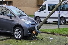 Gewonde en veel schade bij botsing in Schagen