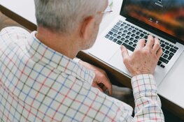 Leren omgaan met de computer tijdens cursus in Bibliotheek Tuitjenhorn