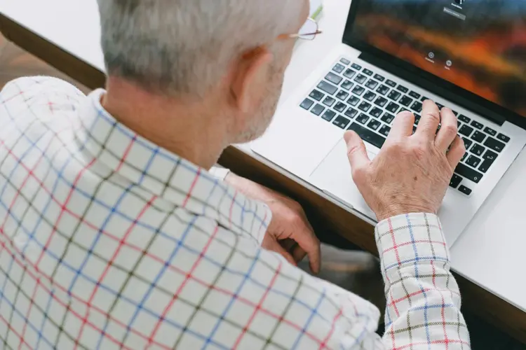 Leren omgaan met de computer tijdens cursus in Bibliotheek Tuitjenhorn