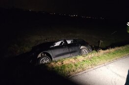 Auto in de sloot langs Burghornerweg