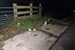 Auto in de sloot langs Burghornerweg