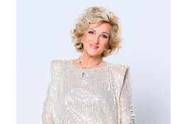 Tineke Schouten vertelt honderduit in Scagon De Luxe