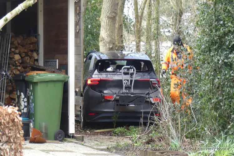 Auto tegen boom gereden in Sint Maartensvlotbrug