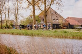 4.000 fietsers trotseerden noordenwind tijdens jubileumeditie Ronde van Noord-Holland