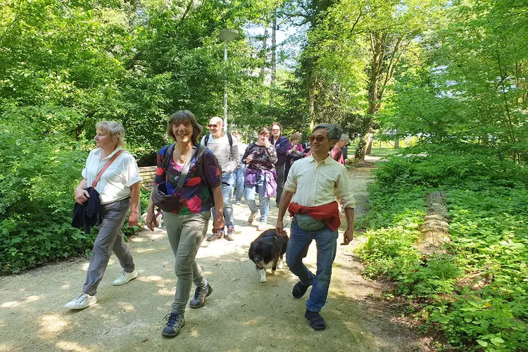 Samen wandelen in het groen zorgt voor verbinding met elkaar en de natuur