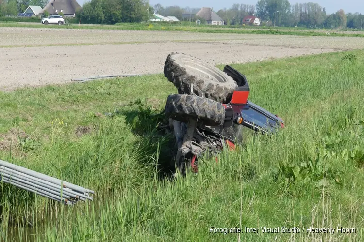 Tractor in sloot Schagen, hulpdiensten massaal ter plaatse