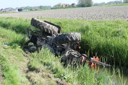 Tractor in sloot Schagen, hulpdiensten massaal ter plaatse