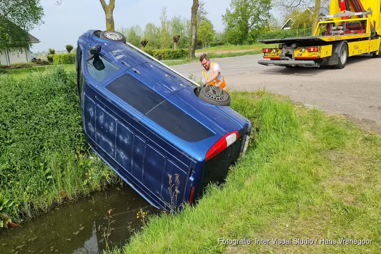 Busje belandt half in sloot in Waarland