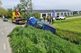 Busje belandt half in sloot in Waarland