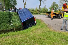 Busje belandt half in sloot in Waarland