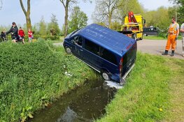 Busje belandt half in sloot in Waarland