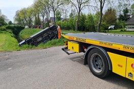 Busje belandt half in sloot in Waarland