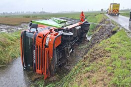 Vrachtwagen in sloot na uitwijkmanoeuvre voor auto