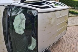 Auto op zijn kant bij ongeluk op Dorpsstraat Nieuwe Niedorp