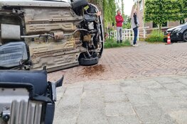 Auto op zijn kant bij ongeluk op Dorpsstraat Nieuwe Niedorp