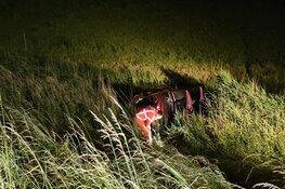 Auto te water gereden langs Valkkogerdijk in Schagen