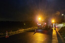 Auto te water gereden langs Valkkogerdijk in Schagen